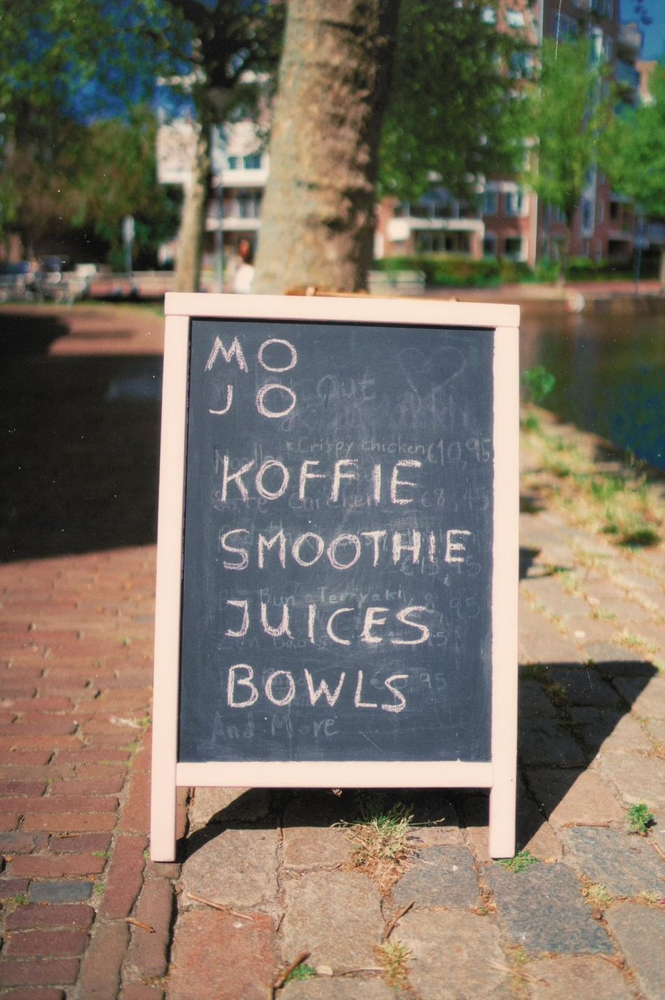 MOJO juices and shakes sign